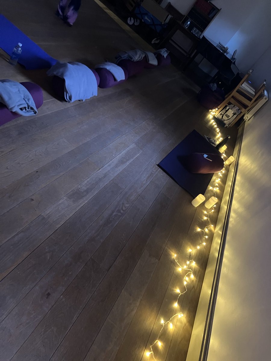 Back ⁦<a href="/gladlib/">Gladstone's Library</a>⁩ this time with ⁦⁦<a href="/EmilyPerry___/">Em</a>⁩ for evening of #yoga 

Time to relax….