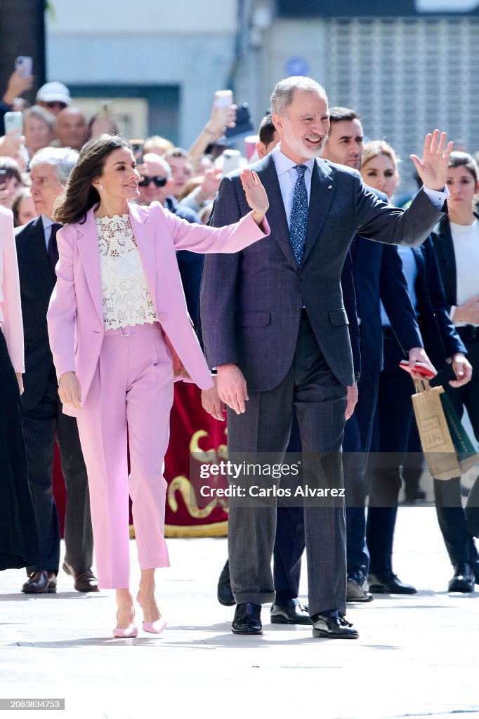 So (!) in love with this suit/blouse/hair cut combo of Queen Letizia💗🤍 📸 Carlos Alvarez // Getty Images