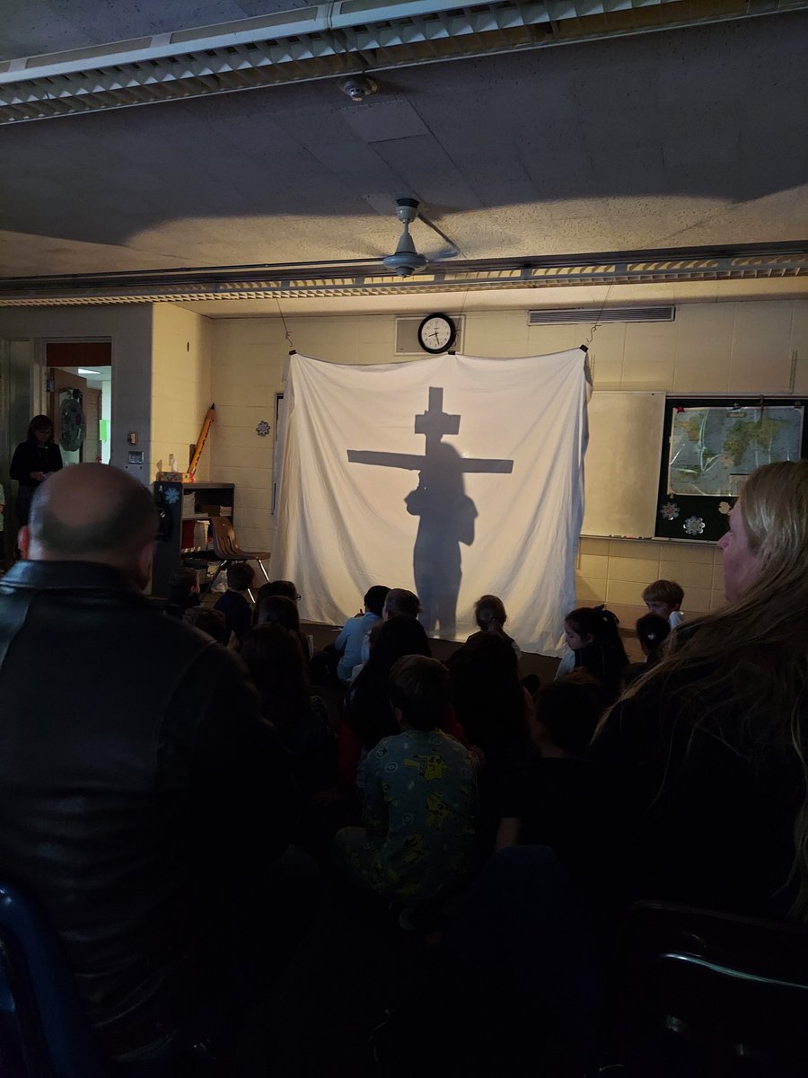 StHubertKnights's tweet photo. 🙏✝️ Our fourth and fifth graders led our school community through the Living Stations of the Cross. They reading reflections and used shadow imagery to convey each station. ️✝️#StHubertKnights #ChicagoCatholicSchools #StationsOfTheCross https://t.co/XlOeTd7FEp