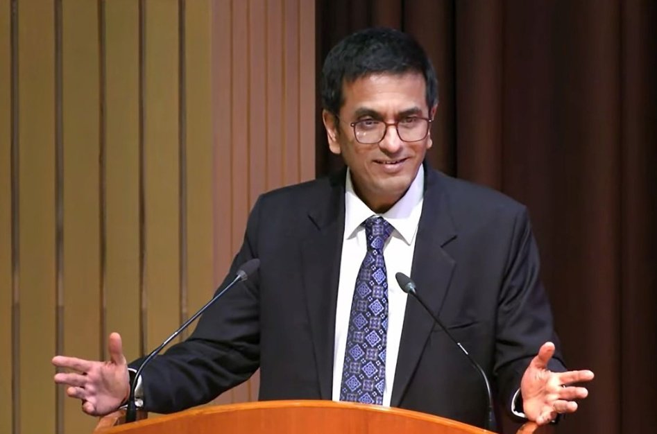 एक अकेला, हांजी एक अकेला।
जड़ें हिला कर रख दी इस एक अकेले ने।

सलाम है CJI चंद्रचूण साहब आपको 👍
