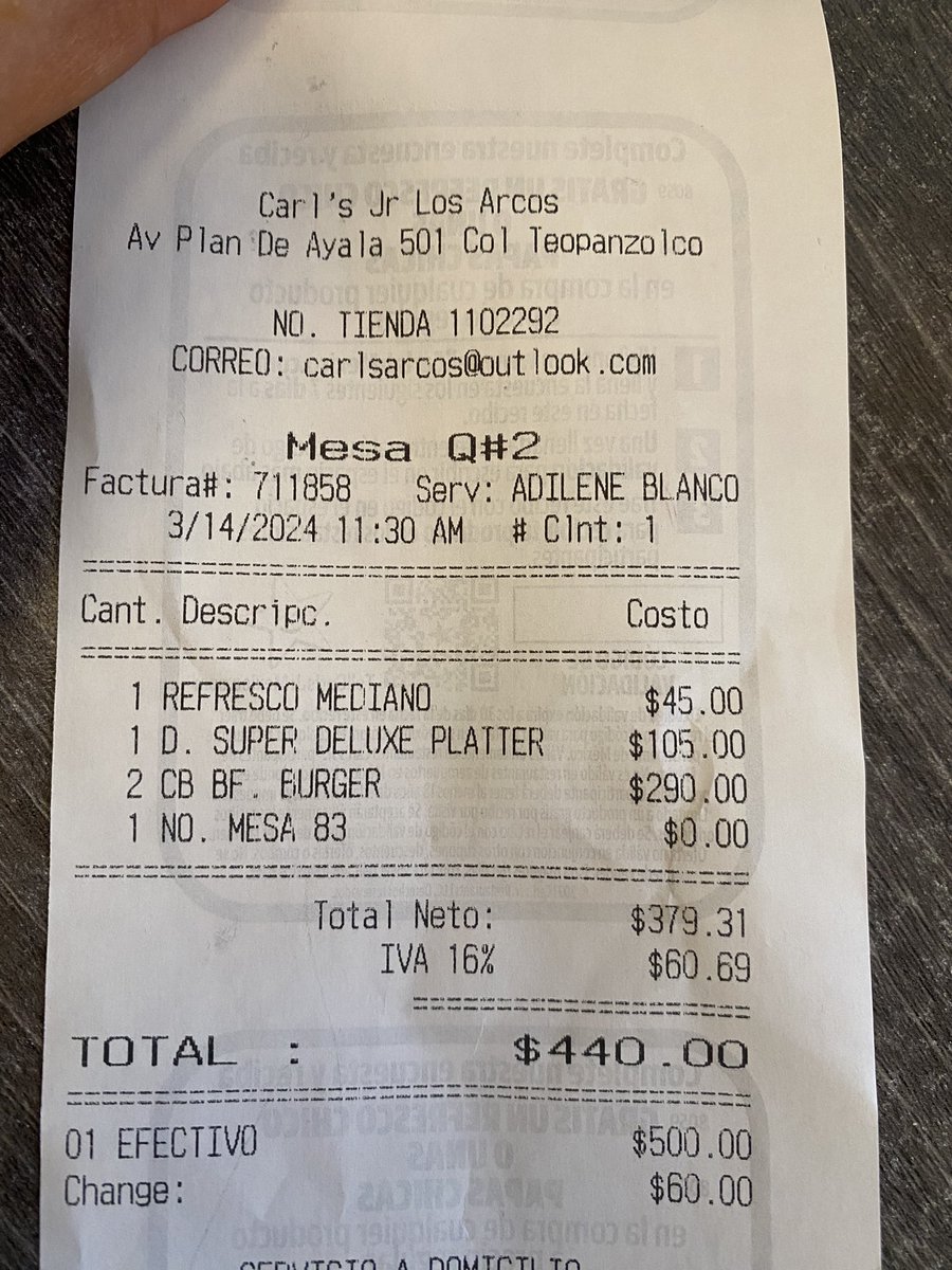 rafapark's tweet photo. Publicidad engañosa en @CarlsJrMx venimos a consumir ala sucursal de Cuernavaca, nos los dieron sin mantequilla los hot-cakes le comentamos a la que nos atendió Adilene y lo que nos dijo es que la imagen era solo de publicidad @CarlsJr @Profeco https://t.co/GxWQy5LEO4