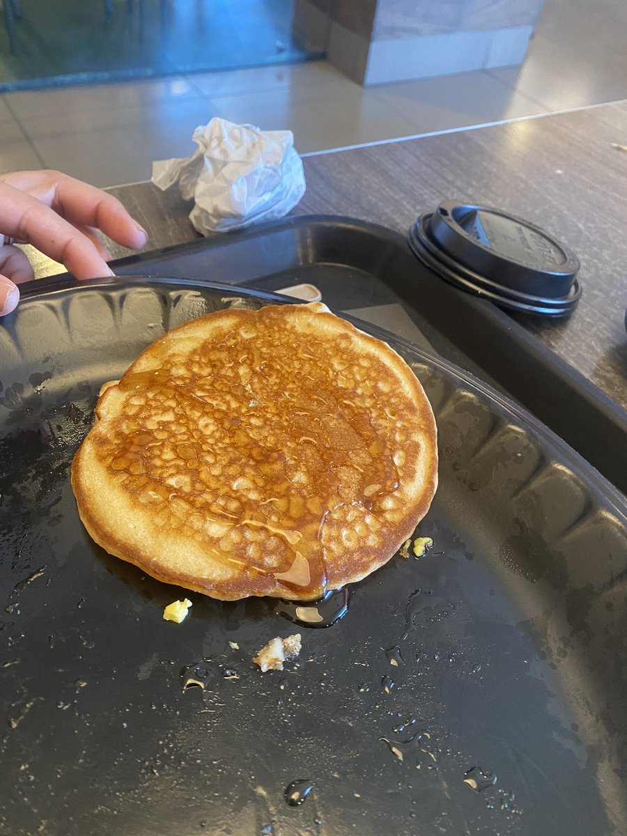 rafapark's tweet photo. Publicidad engañosa en @CarlsJrMx venimos a consumir ala sucursal de Cuernavaca, nos los dieron sin mantequilla los hot-cakes le comentamos a la que nos atendió Adilene y lo que nos dijo es que la imagen era solo de publicidad @CarlsJr @Profeco https://t.co/GxWQy5LEO4