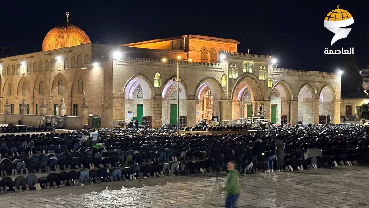 HananyaNaftali's tweet photo. 40,000 Muslims prayed peacefully at the Temple Mount, once the Jewish Holy Temple. 

Now my question is - what would happen if 40,000 Jews tried to pray in Gaza or Syria?

Oh the double standards... https://t.co/cgZOQdWykr
