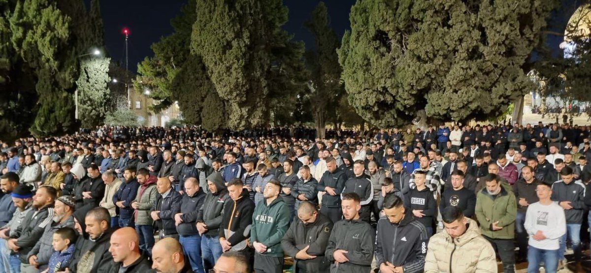 HananyaNaftali's tweet photo. 40,000 Muslims prayed peacefully at the Temple Mount, once the Jewish Holy Temple. 

Now my question is - what would happen if 40,000 Jews tried to pray in Gaza or Syria?

Oh the double standards... https://t.co/cgZOQdWykr