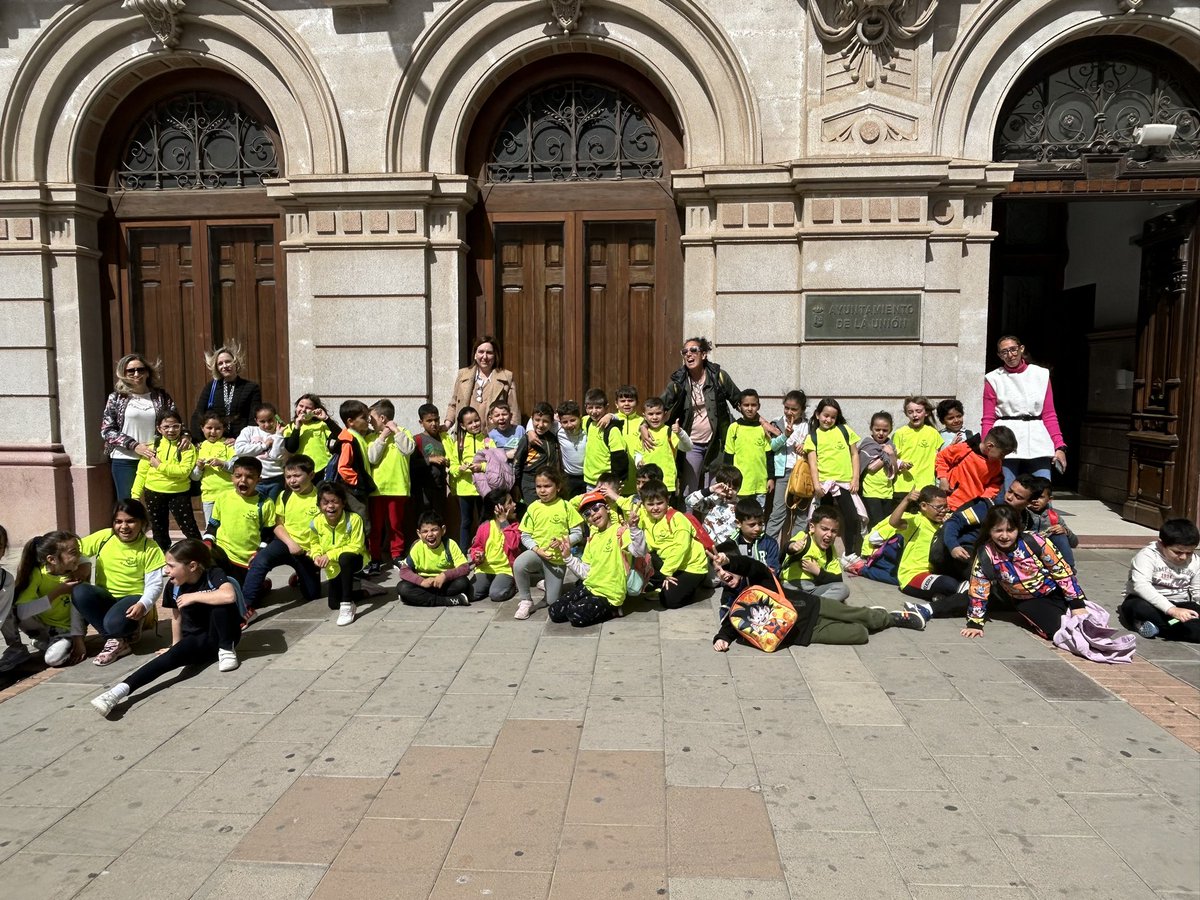Hoy hemos tenido la visita de alumnos de primer y segundo curso de Primaria del CEIP El Garbanzal.

Los peques han sido recibidos por las concejales de Festejos y Asociaciones, Dami García y Loly Mendoza. Posteriormente, han conocido los diferentes departamentos del Consistorio.