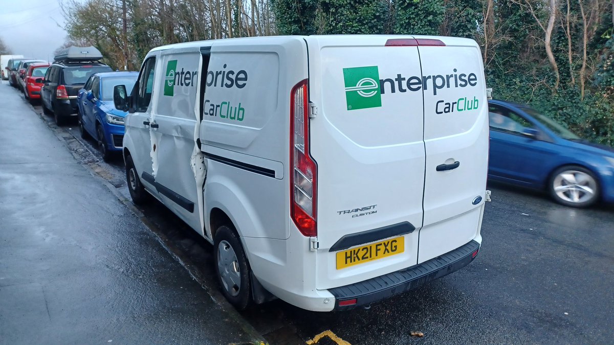 Happyplotter2's tweet photo. @EnterpriseCarC have you had a van stolen? Not looking in good shape https://t.co/PBgKBGUTAZ