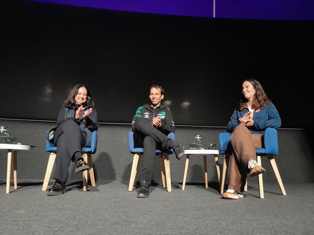 Enginyeria's tweet photo. Ara és el moment de parlar amb els protagonistes de l'acte i mantenir una conversa amb ells. 

Pugen a l'escenari les enginyeres Aurora Catà, vicepresidenta de l'@americascup Event Barcelona, i Anna Mir de l'equip @ineosbritannia i l'enginyer @RogerFrigola de l'@EmiratesTeamNZ. https://t.co/PBqw4LiQtI