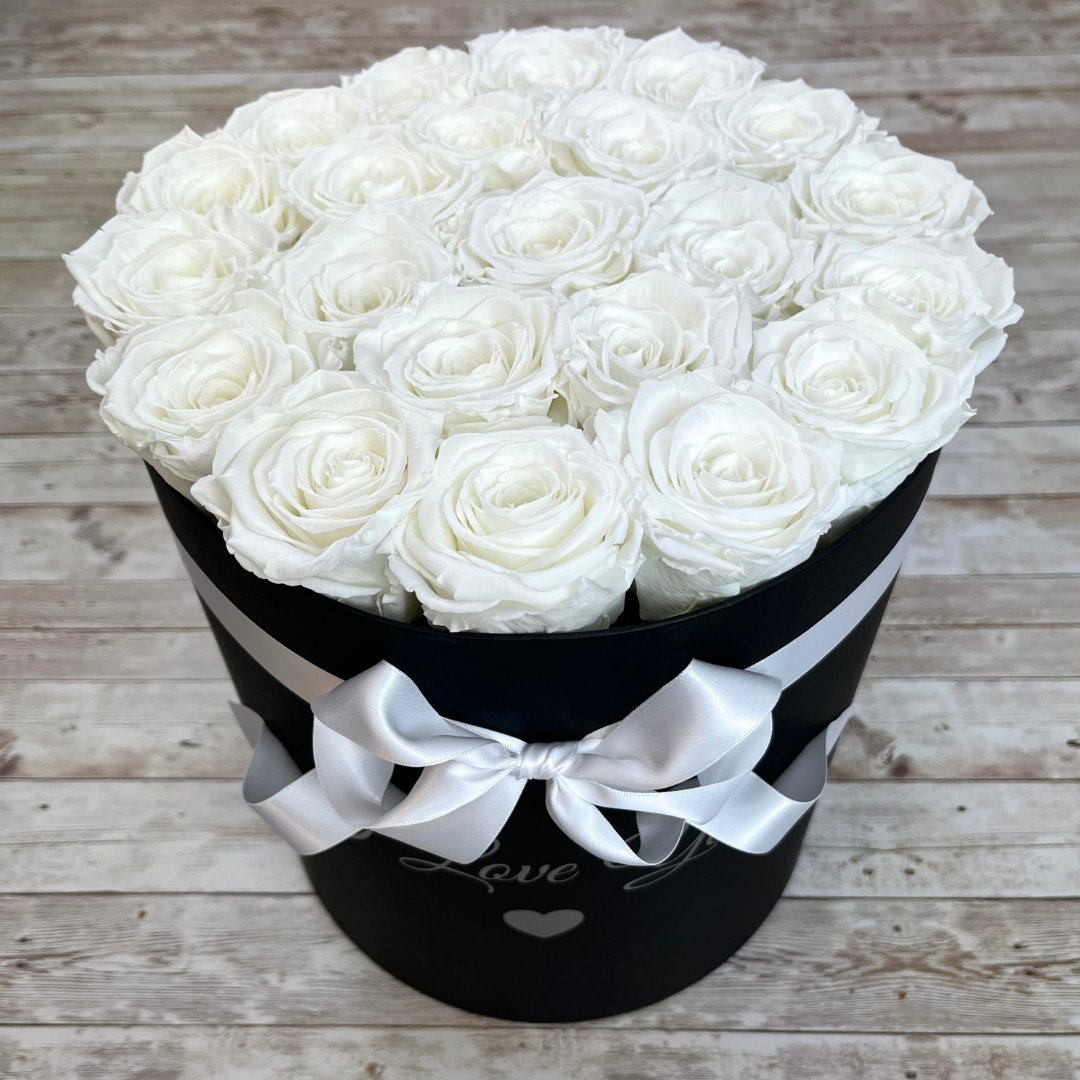 Give the gift of roses to be admired all year round! #infinityroses #preservedroses #roses #foreverroses #giftideas #perfectgift #luxurygifts #blooms #homedecor #oneyearroses #eternalroses #rosesthatlast #rosebox #anniversarygift #rosearrangement