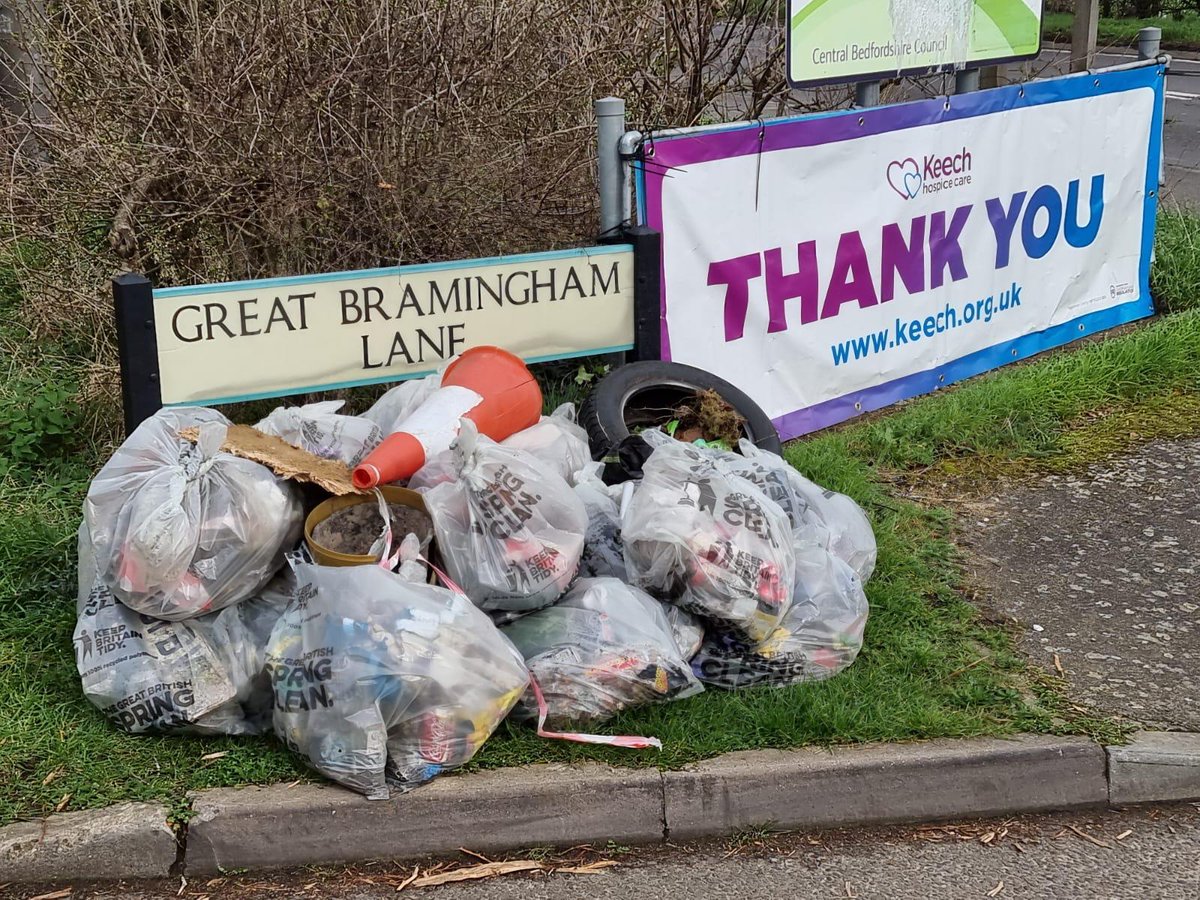 This morning, a team from our Luton site teamed up with @ABCD_in_Luton to litter pick round the hospice and down Great Bramingham Lane in support of #KeepLutonTidy. We're proud to get involved and support our local community with causes like these 💜💙 #KeepBritainTidy