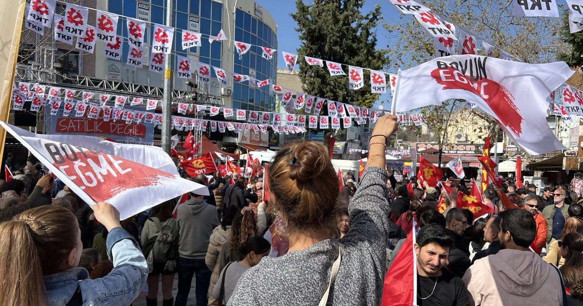 tkpninsesi's tweet photo. 1. Komünistler için belediyecilikte temel hedef her şeyden önce örgütlülüğünün giderek bilincine varan halkın yönetime katılması için kanalların açılmasıdır.
 Komünistlerin yetki aldığı her yerde halk mahalle, semt, okul, işyeri temsilcilikleri gibi kanallarla belediyenin yönetiminde söz sahibi olacaktır. Daha fazla olanak ve platform bulan emekçi halk bu mevziyi düzene karşı korumak için daha bilinçli hale gelecektir. #komünistbeleyecilik #oylarTKPye