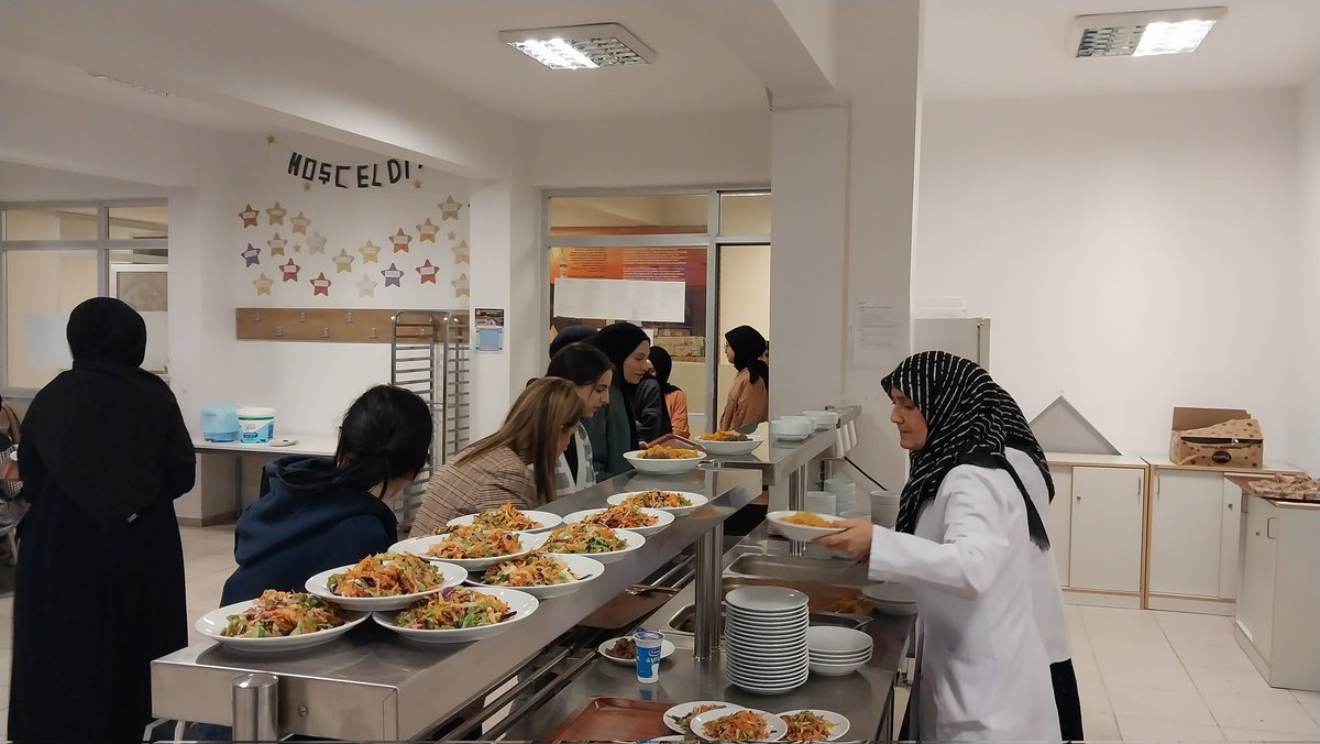 Kaymakamımız Erdoğan Turan Ermiş, Belediye Başkan Yardımcısı İkram Kaya ve İlçe Milli Eğitim Müdürü İbrahim Hakkı Damat,  Şehit İlhan Sonkaya Kız Anadolu İmam Hatip Lisesi'ndeki öğrencilerin iftar programına katıldılar.