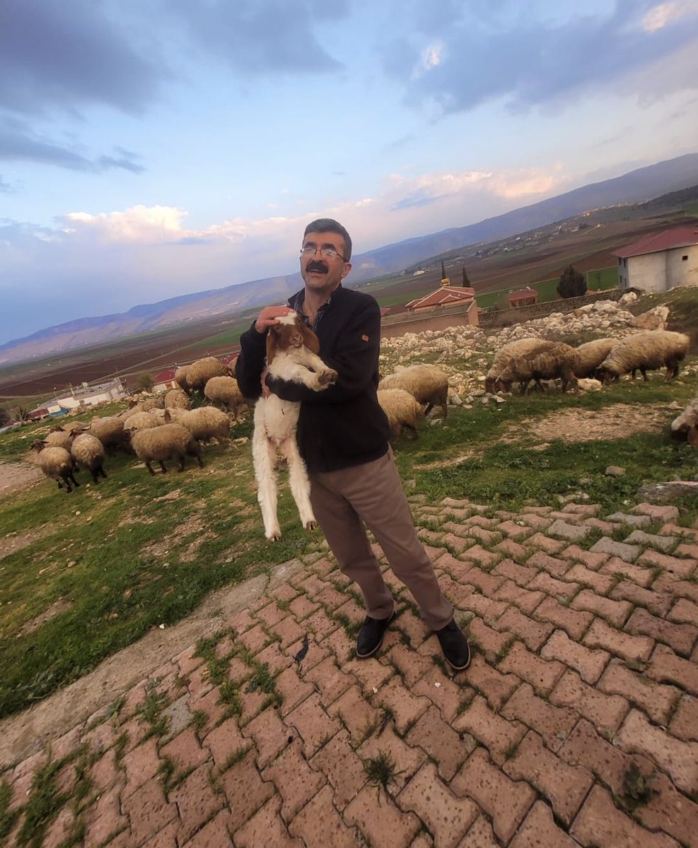 delal_engizek's tweet photo. Teyzemin oğlu, Hasan Göksungur 31 yıl  sonra, Erzurum Dumlu cezaevinden tahliye edildi.  31 yıl sonra gelen özgürlük. Darısı tüm Özgürlük için mücadele eden, cezaevlerindeki tutsaklara. ✌️✌️ https://t.co/A4As5qdcOV