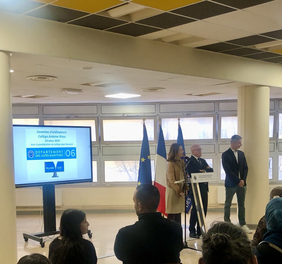 ccs2210's tweet photo. Lutte contre la #fracturenumérique . Remise de 53 ordinateurs reconditionnés par les élèves du ⁦@CollegeRisso⁩ et du collège Jean Rostand avec ⁦@numerisudschool⁩ en présence de M. le Député ⁦@Ericciotti31⁩.🙏🏻 à tous⁦@AcademieNice⁩ ⁦@AlpesMaritimes⁩ https://t.co/Dvs7T9PZq4