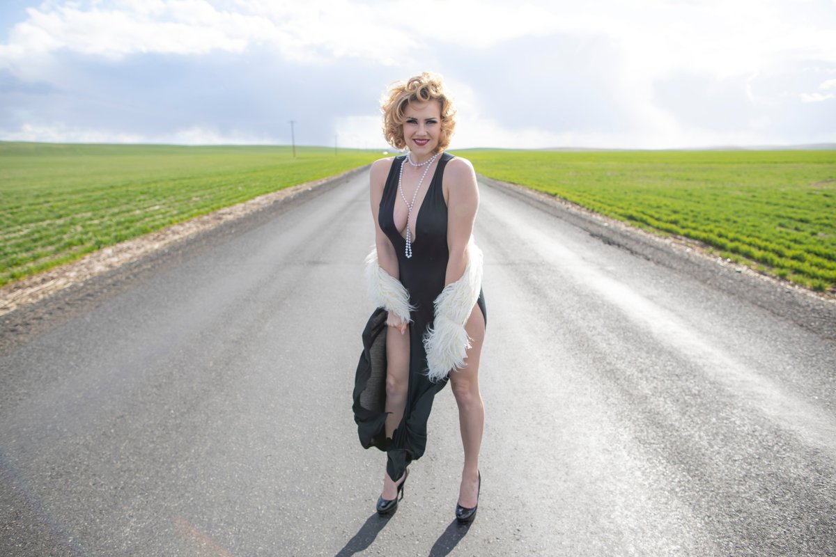 My favorite shoots are on the back roads around where we live. Nobody around for miles and miles! XOXO Holly
#hollydollyburlesque #inmytreephotography #pinup #pinupmodel #pinupgirl #blondebombshell #strawberryblonde #littleblackdress #pearlnecklace
