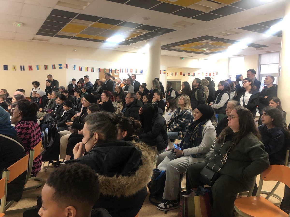 ccs2210's tweet photo. Lutte contre la #fracturenumérique . Remise de 53 ordinateurs reconditionnés par les élèves du ⁦@CollegeRisso⁩ et du collège Jean Rostand avec ⁦@numerisudschool⁩ en présence de M. le Député ⁦@Ericciotti31⁩.🙏🏻 à tous⁦@AcademieNice⁩ ⁦@AlpesMaritimes⁩ https://t.co/Dvs7T9PZq4