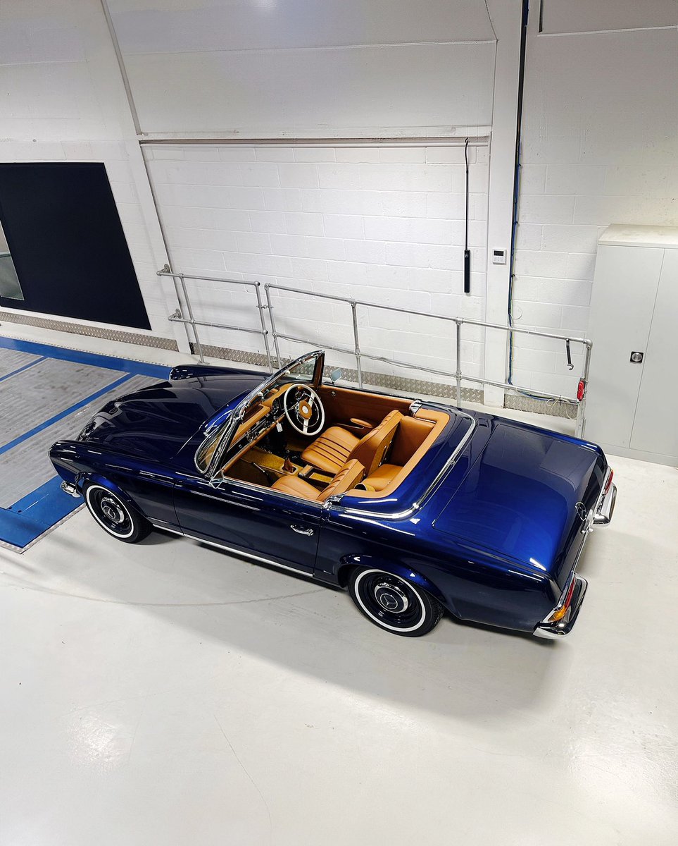 Bird’s eye view. We may be biased, but this Le Mans Blue Mercedes-Benz SL ‘Pagoda’, electrified by Everrati and restored to perfection by <a href="/hiltonandmoss/">Hilton and Moss</a>, has to be up there with the greatest automotive shapes ever created. 💙
#everrati #electrifyingicons #mercedesbenz #sl #pagoda