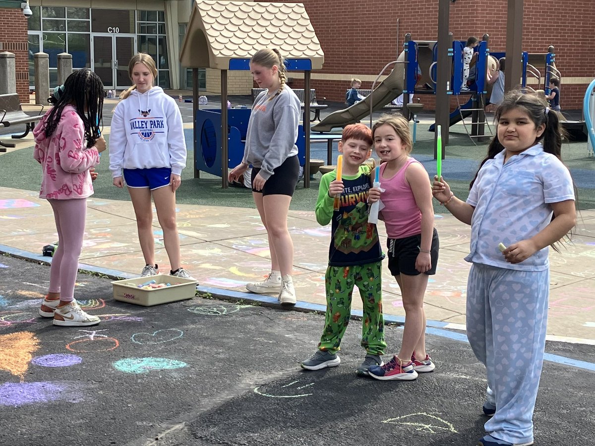 VPESPrincipal's tweet photo. The high school Leadership Class sponsored a Friendship Day for our elementary students! It was filled with high fives, recess games, friendship bracelets, and friendship mix! https://t.co/mlXkemadPb