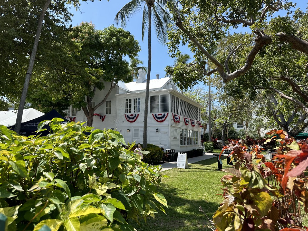 caryn_maroni's tweet photo. I like going to #Museums &amp; learning the #History of places I visit 🤔🙏🏻#TrumanMuseum ⁦@KeyWest⁩ is so tropical &amp; lush
(saw #HemingwayHouse &amp; the 6 toed kitties in 2016 on the ⁦@MEtheridgeAtSea⁩ ) 
⁦@BarbBehrle⁩ https://t.co/adjn4ofx7e