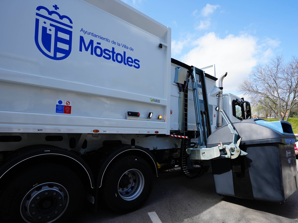 El alcalde, Manuel Bautista, acompañado del primer teniente de alcalde y concejal de Medio Ambiente, Gabriel Monteserín, ha presentado la nueva maquinaria de Recogida de Residuos Sólidos Urbanos para la mejora de la limpieza viaria de la ciudad.

ℹ️ tinyurl.com/RSUMost