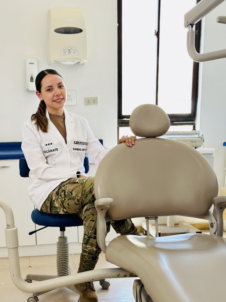 ucatolica's tweet photo. #HistoriasUC Conoce a la #AlumniUC, Francisca Escárate, cirujana de #OdontologíaUC 🦷👩🏻‍⚕️ quien decidió trasladarse de un box en Santiago a un cuartel a 2300 metros sobre el nivel del mar en Calama para liderar un equipo de salud en el @Ejercito_Chile  🪖🇨🇱: https://t.co/NxQl7CM3lK https://t.co/EpC4C2Qlaz