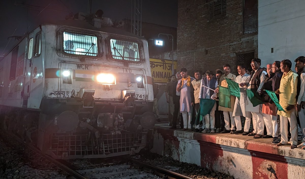 asim_arun's tweet photo. इत्र नगरी कन्नौज स्टेशन बना नया पड़ाव

गांडी सं. 12320/12319 ग्वालियर-कोलकाता-ग्वालियर एक्सप्रेस अब कन्नौज स्टेशन पर भी रुकेगी

समस्त कन्नौज वासियों को बहुत बधाई!

इस उपहार हेतु मा. रेल मंत्री श्री @AshwiniVaishnaw जी एवं मा. सांसद श्री @SubratPathak12 जी का बहुत आभार https://t.co/ulbXbbTnXW