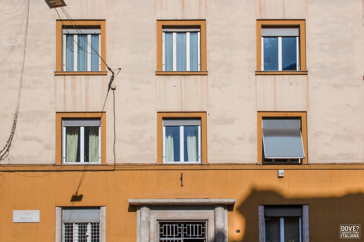 Due colori
{Palazzina, corso Trieste, Roma anni 30-40 (?)}
#romadallabici #romefromthebike
#romamoderna #modernrome
#palazzinaromana #palazzineincercadautore 
#italianarchitecture #architetturaitaliana
#modernarchitecture #midcenturyarchitecture #midcenturymodern