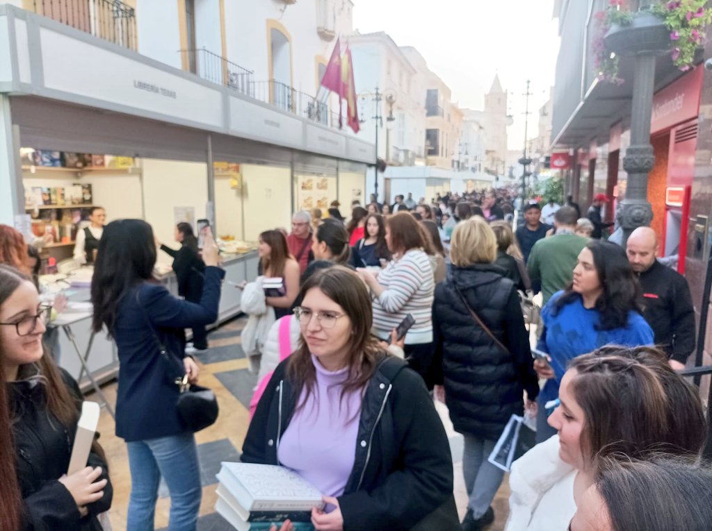 👉Queda oficialmente inaugurada la #FeriaLibroLorca

🟡30 casetas inundan la Calle Corredera, desde hoy hasta el domingo.
🟡Se convierte en la capital regional de la literatura, con más de 300 autores que la visitarán estos días.
🟡 @AliceKellen_ o <a href="/Redry13/">Redry - David Galán</a>, entre los destacados.