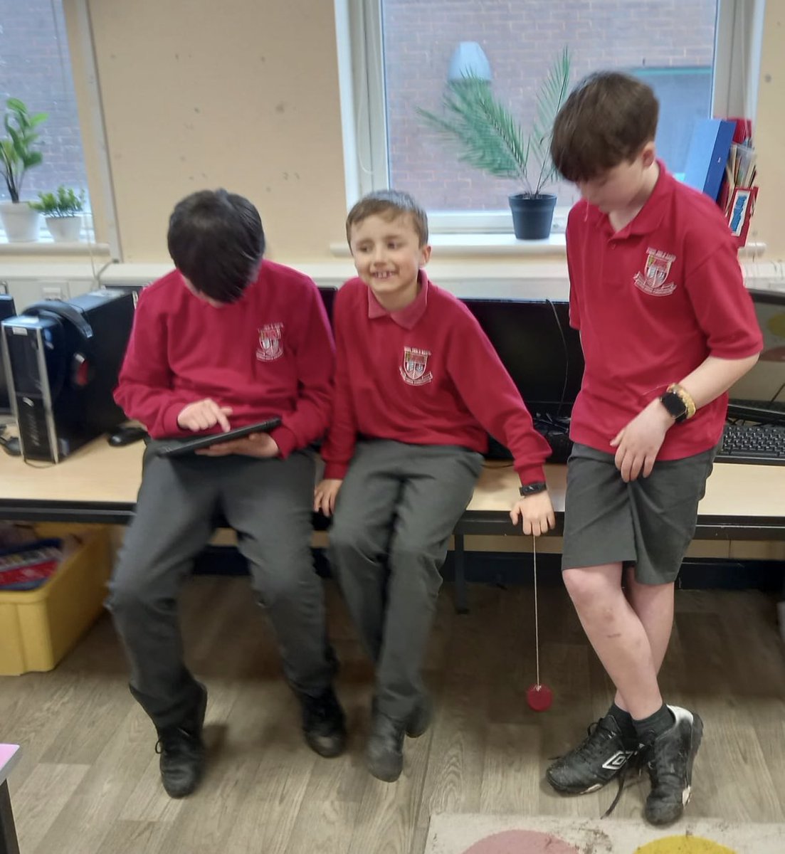 5a6PYG's tweet photo. Mae ein dysgwyr ym Ml 5 wedi arbrofi gyda phendiliau heddiw. Sut mae ychwanegu cerdyn o wahanol feintiau yn effeithio ar y sigl? Pwy allai sicrhau yn union 10 sigl mewn 30 eiliad? #WythnosWyddoniaethBrydeinig2024 #Amser #Arbrofi @ScienceWeekUK @BritSciAssoc @csc_stem https://t.co/wZL9gCPTea