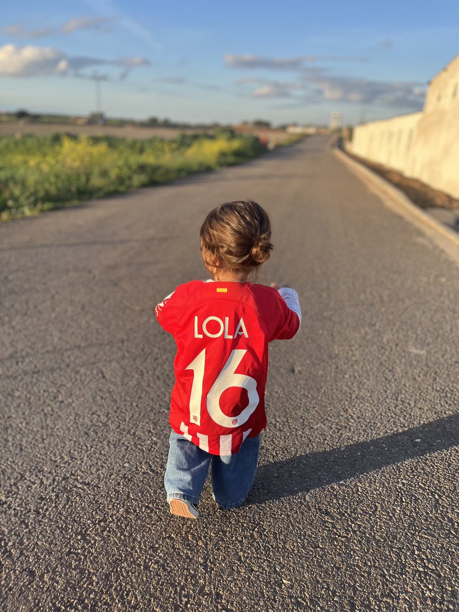 borjiburi's tweet photo. Si van al cole con la camiseta está genial, pero si empiezan a llevarla desde la guarde mola más no @AntoGriezmann ? @Atleti 
😜❤️🤍

#Depadresahijos #nolopuedenentender https://t.co/SE39JObCJB