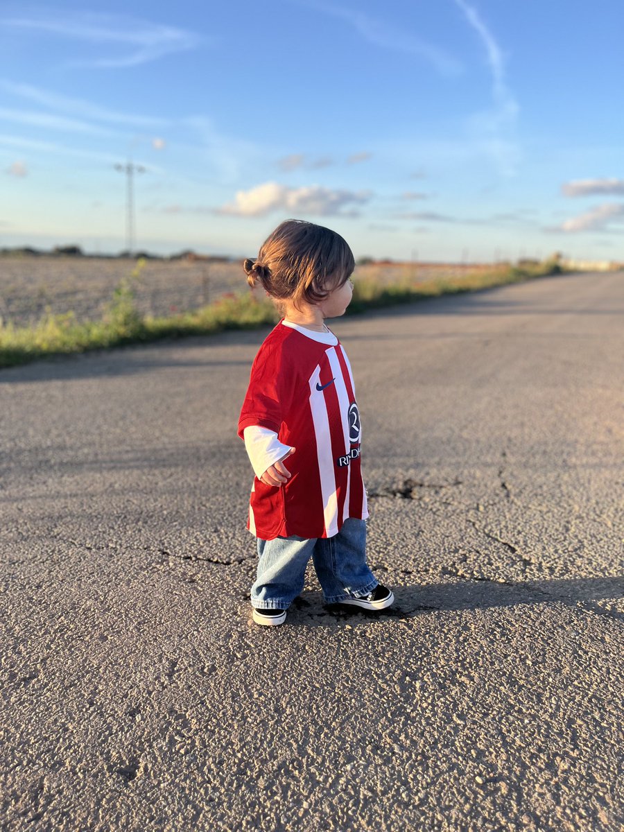 borjiburi's tweet photo. Si van al cole con la camiseta está genial, pero si empiezan a llevarla desde la guarde mola más no @AntoGriezmann ? @Atleti 
😜❤️🤍

#Depadresahijos #nolopuedenentender https://t.co/SE39JObCJB