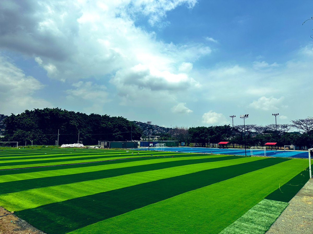 RobertoIbanez_R's tweet photo. Hoy estuve inspeccionando la obra de las nuevas canchas fútbol de 9 y 11 en el complejo Pancho Jiménez en Miraflores y de verdad que esta quedando espectacular.

Este espacio que antes era un potrero lleno de mosquitos y lodo se convierte en un moderno centro deportivo para el fútbol. 

Más niños en canchas menos en las calles.

#ElLegadoContinua 

@Fede_Guayas 
@Kitu_ec