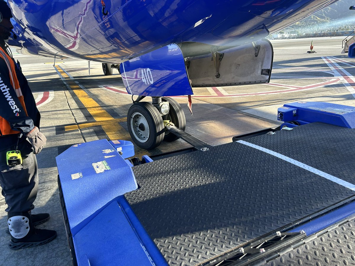 LM45Spotter's tweet image. From one day to the next. Great day yesterday, today is high winds, canceled or diverted flights, and A/C moved by the wind.  Crazy day so far!!!  #LifeAwayFromTheTrack