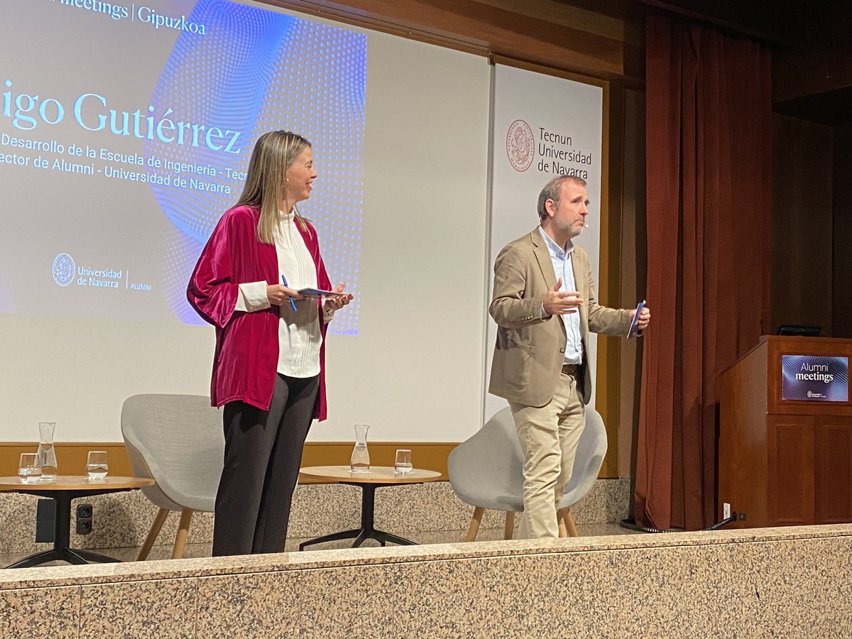 ¡Comenzamos! Nagore Gil (COM'99), directora de comunicación de @tecnun, e Íñigo Gutiérrez (TECNUN'98 | PHD'04), director de Alumni, dan la bienvenida a los antiguos alumnos que han venido a esta sesión de los #AlumniMeetingsUNAV en #Gipuzkoa.