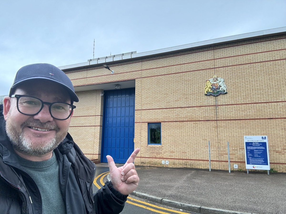 3 days, 3 prisons @HMP_Liverpool @hmpgarth @HMPHewell. Speaking with #IPP’s Lifers, longtermers, #carelesvers, #Addicts 1st timers & staff. It’s tough on both sides of the door are struggling. I was able to help both look at here & now & make the best of a shit situation 💙👊🏻💙