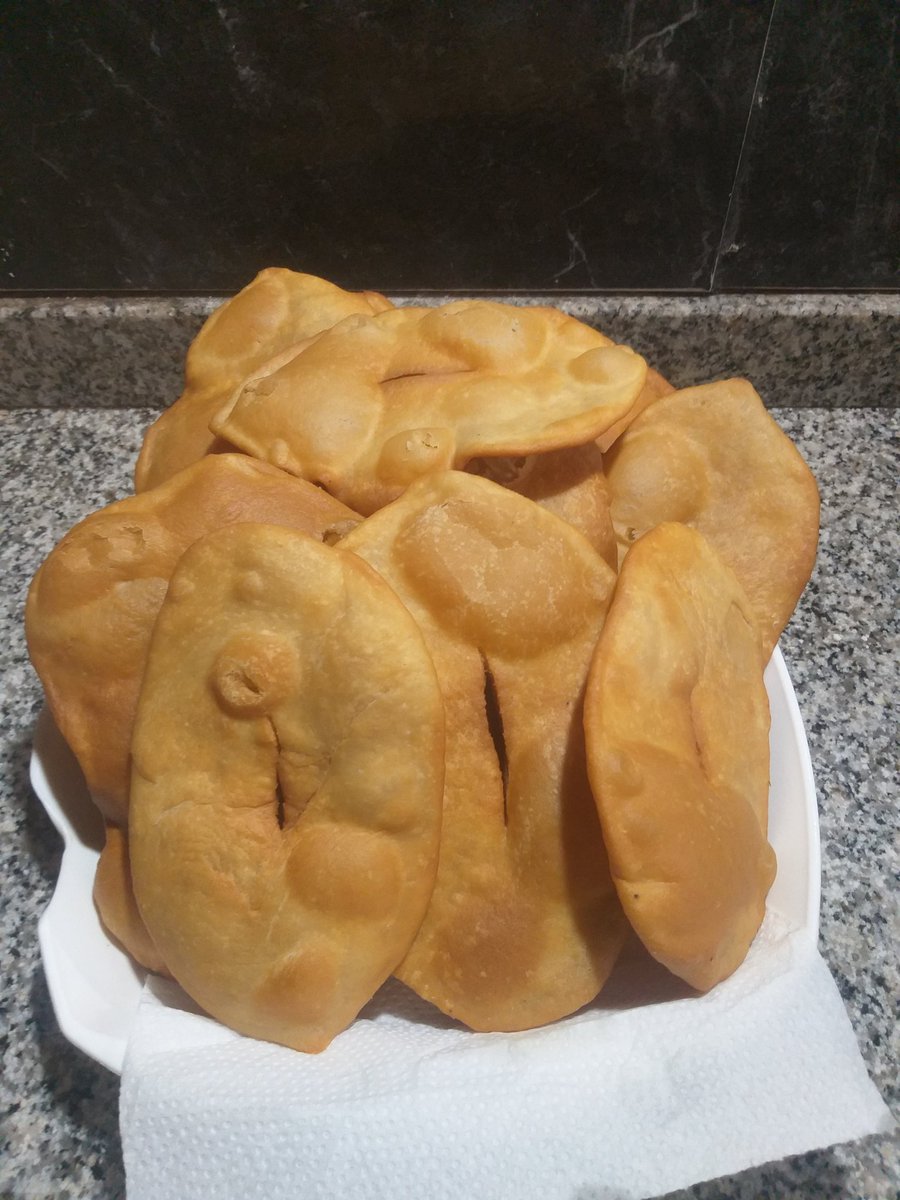 the_squab19's tweet image. La peque más grande quería torta fritas, ahora a preparar unos mates 😁 porque a fuera no para de llover  🌩🌧🌩