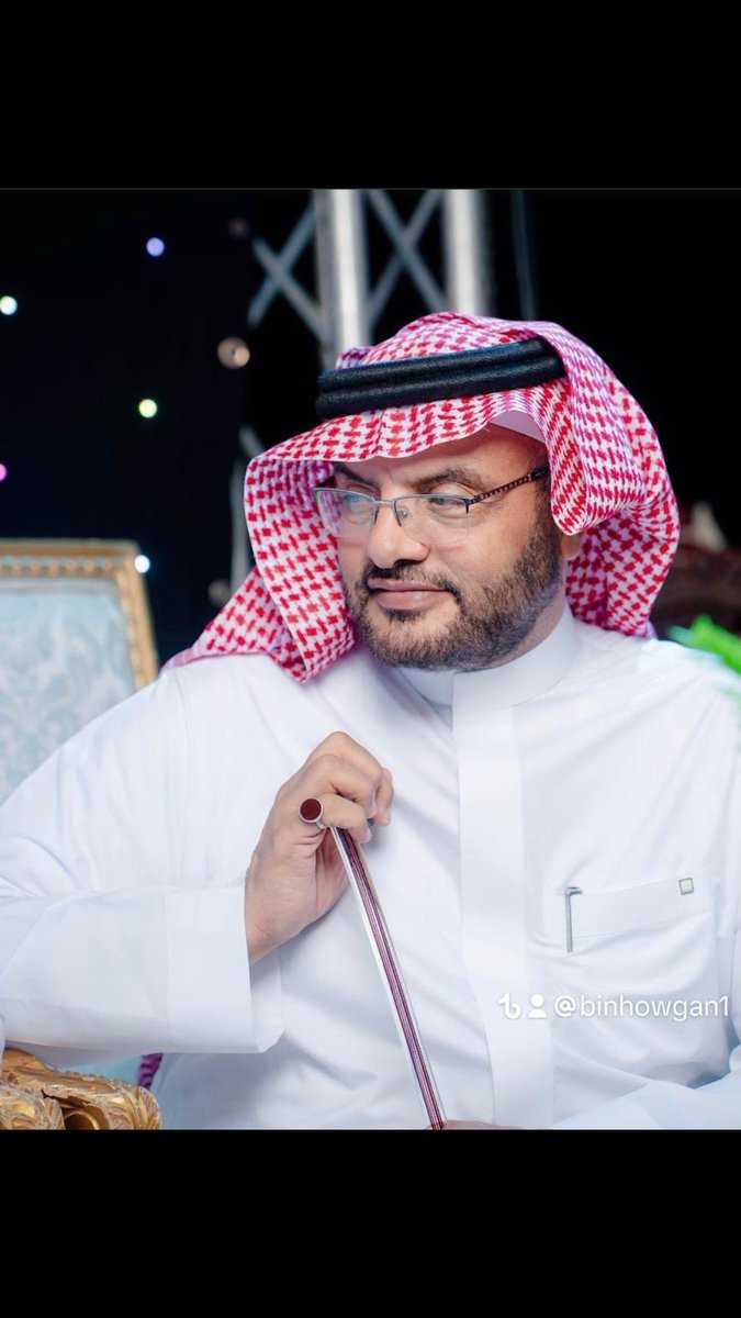 BinHoqan_Law's tweet photo. ذكروني بعد ا��عيد اعلمك بسبب كتابة هذه الابيات اذا كنا من الحييين 
———
يوم انك احتجتنا وانته ما تعرفنا 
قلنا لك ابشر بعزك حاضر وغايب 

ارسلت مندوبك وقلنا يشرفنا 
وما راح من عندي  الا خاطره طايب 

واليوم نطلبك في جاهاه وتصرّفنا 
ياجعلنا في غنى عن جاهك الخايب https://t.co/lQsxrpPV0w