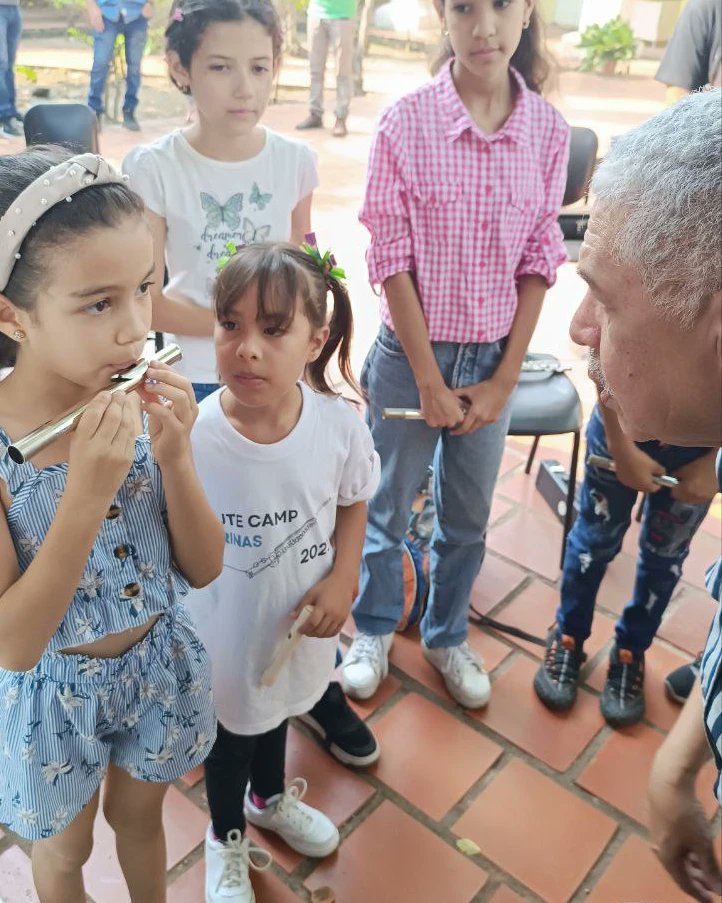 tiempodeflauta1's tweet photo. Parte I 📸 Clase Magistral ofrecida por el Maestro Toñito Naranjo en la Escuela de Música José Ángel Lamas de Barinas.
#flauta #flute #flutist #floete #flûte #flöte #flautista #musicadecamara
#musicavenezolana #musician #classicalmusic
#contrabajo #violin #tiempodeflautaybajo https://t.co/CcgPTLTFw0
