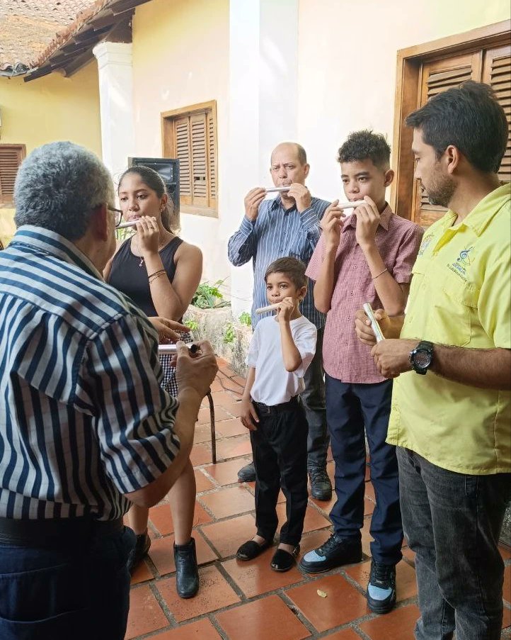 tiempodeflauta1's tweet photo. Parte I 📸 Clase Magistral ofrecida por el Maestro Toñito Naranjo en la Escuela de Música José Ángel Lamas de Barinas.
#flauta #flute #flutist #floete #flûte #flöte #flautista #musicadecamara
#musicavenezolana #musician #classicalmusic
#contrabajo #violin #tiempodeflautaybajo https://t.co/CcgPTLTFw0