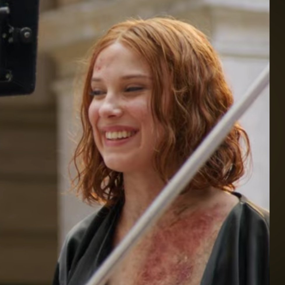 millstwts's tweet image. A felicidade dela gravando Damsel, é incomparável a qualquer BTS que já soltaram com ela! #MillieBobbyBrown #damsel #netflix