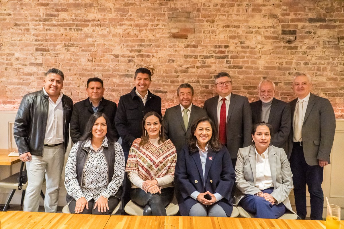 eduardorivera01's tweet photo. Esta mañana me reuní con grandes líderes que trabajan todos los días por nuestros hermanos migrantes. 
Les reconozco mucho esta gran labor y les agradezco el espacio para escucharlos. 

Muchas gracias a Don @JaimeLuceroC, @VeronicaR424, Jesús Pérez, @avelinomeza, @josemktg, Román Cervantes, Pedro Ramos, Lourdes Juárez y Nicolás Aguilar.