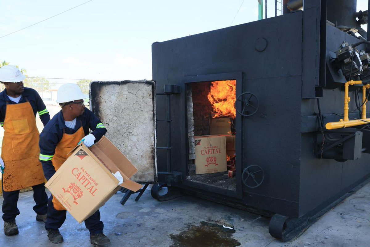DanielPenaFern's tweet photo. En @aduanard incineramos más de 54 millones de unidades de cigarrillos de distintas marcas, que ascienden a RD$321 millones en evasión de impuestos. Estos fueron incautados durante múltiples operaciones en las fronteras, puertos y aeropuertos del país. https://t.co/vMVTsEPNPA