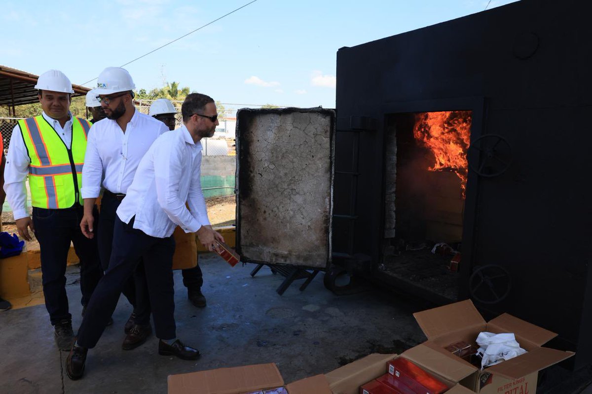 DanielPenaFern's tweet photo. En @aduanard incineramos más de 54 millones de unidades de cigarrillos de distintas marcas, que ascienden a RD$321 millones en evasión de impuestos. Estos fueron incautados durante múltiples operaciones en las fronteras, puertos y aeropuertos del país. https://t.co/vMVTsEPNPA