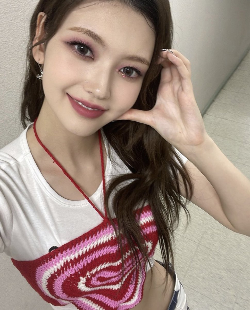 irrisyeon's tweet photo. happy birthday to our special maknae and ruler of the face economy. 

we love and miss you, nina! 🩷 

#HappyNinaDay #ShiningNinaDay https://t.co/e2gJKBgSY9