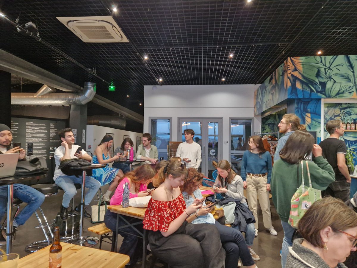 Suivez l'Happy Hour <a href="/capsciences/">Cap Sciences</a> "A quoi ressemble un monde qui manque d'eau ?" grâce au live-tweet réalisé par les étudiants de M1 de MCST : #MCST <a href="/UBMontaigne/">Université Bordeaux Montaigne</a> #mediation #sciences
<a href="/VincentLucchese/">Vincent Lucchese</a> <a href="/Sylvie_Cassou/">cassou schotte</a>
cc <a href="/curieuxlive/">Curieux !</a>