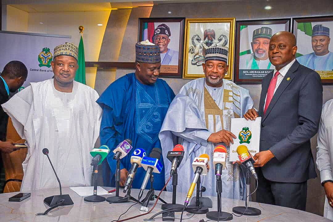 atikuabagudu's tweet photo. I participated in the handing over of 2.15 million bags of fertilizers worth over N100 billion by the Central Bank of Nigeria to the Honorable Minister of Agriculture and Food Security, @SenatorAKyari yesterday at the Ministry of Agriculture and Food Security. https://t.co/Oh0gaRgsyR