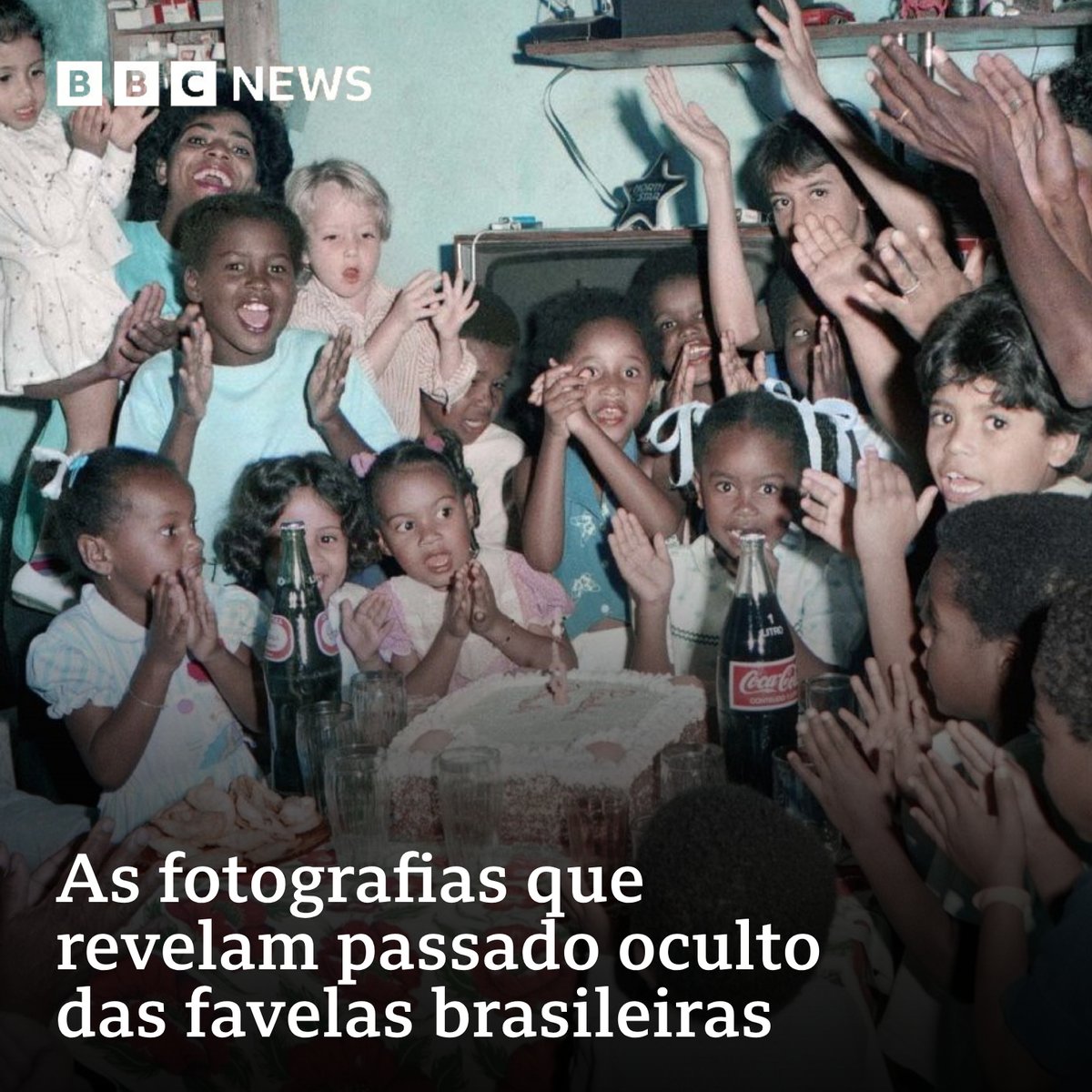 Em um sábado de 1988, Renatinha completou seis anos. 

Mais de vinte pessoas se acotovelaram na minúscula sala de seu barraco, cantando 'Parabéns a Você'. 

A foto do momento foi tirada por Afonso Pimenta, que documentou por meio século a vida no Aglomerado da Serra, maior favela