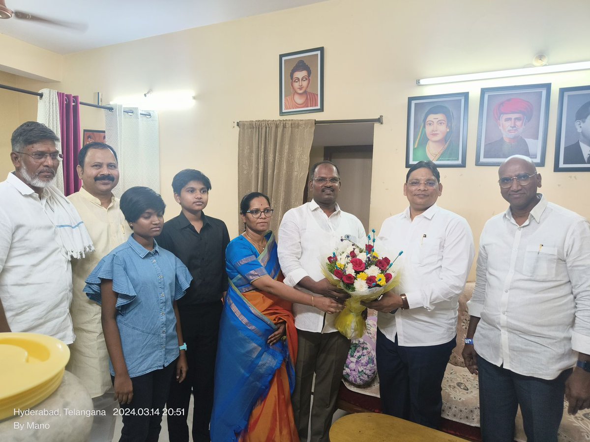 ObulesuDoti's tweet photo. రాష్ట్ర ప్రధాన కార్యదర్శి కందికంటి విజయ్ కుమార్ -వరలక్ష్మి దంపతులను పెళ్లి రోజు సందర్బంగా ఆశీర్వదించి 17 వ వివాహ వార్షిక  శుభాకాంక్షలు తెలిపిన  గౌరవ రాజ్య సభ ఎంపీ శ్రీ రాంజీ గౌతమ్ గారు  మరియు గౌరవ రాష్ట్ర అధ్యక్షులు డా.ఆర్.యస్.ప్రవీణ్ కుమార్ గారు
Thank you everyone https://t.co/Iaggaer2o6