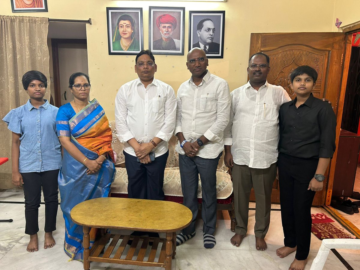 ObulesuDoti's tweet photo. రాష్ట్ర ప్రధాన కార్యదర్శి కందికంటి విజయ్ కుమార్ -వరలక్ష్మి దంపతులను పెళ్లి రోజు సందర్బంగా ఆశీర్వదించి 17 వ వివాహ వార్షిక  శుభాకాంక్షలు తెలిపిన  గౌరవ రాజ్య సభ ఎంపీ శ్రీ రాంజీ గౌతమ్ గారు  మరియు గౌరవ రాష్ట్ర అధ్యక్షులు డా.ఆర్.యస్.ప్రవీణ్ కుమార్ గారు
Thank you everyone https://t.co/Iaggaer2o6