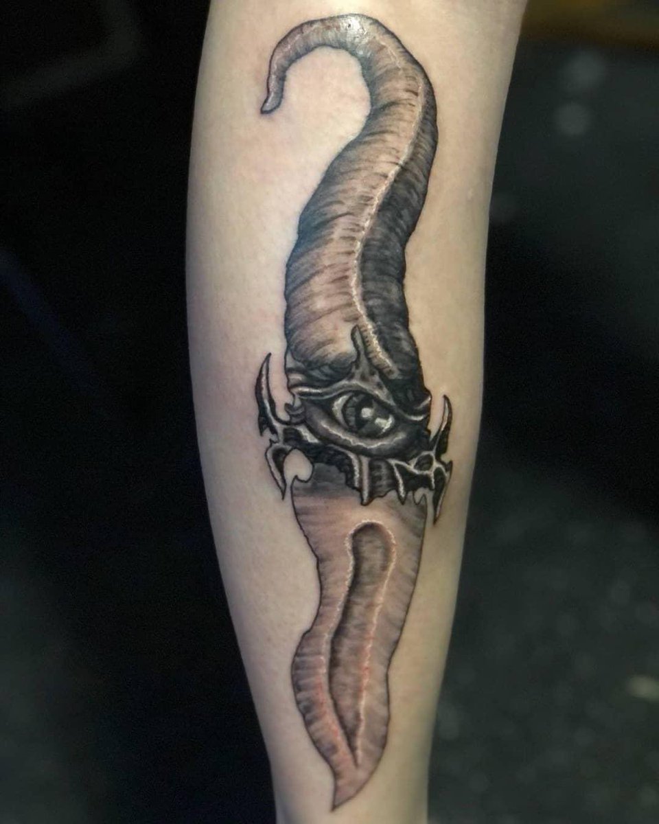 rotten_carousel's tweet photo. One of my earlier tattoos I did while I was still learning under my mentor Paul Booth :) my favorite one. I miss tattooing
#paulbooth #darksurrealism #blackandgreytattoo #quantaminks https://t.co/TmoyOjf4Yc