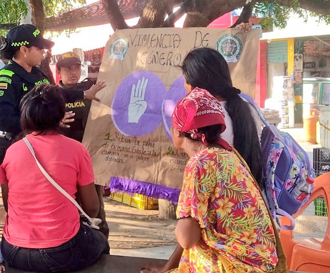 En #Riohacha y #Uribia llevamos la #PatrullaPúrpura con la campaña de sensibilización para difundir la #SeñalDeAuxilio y prevenir la violencia de género. ¡Tu seguridad es nuestra prioridad! #Línea155 #YoTeCuidoMujer